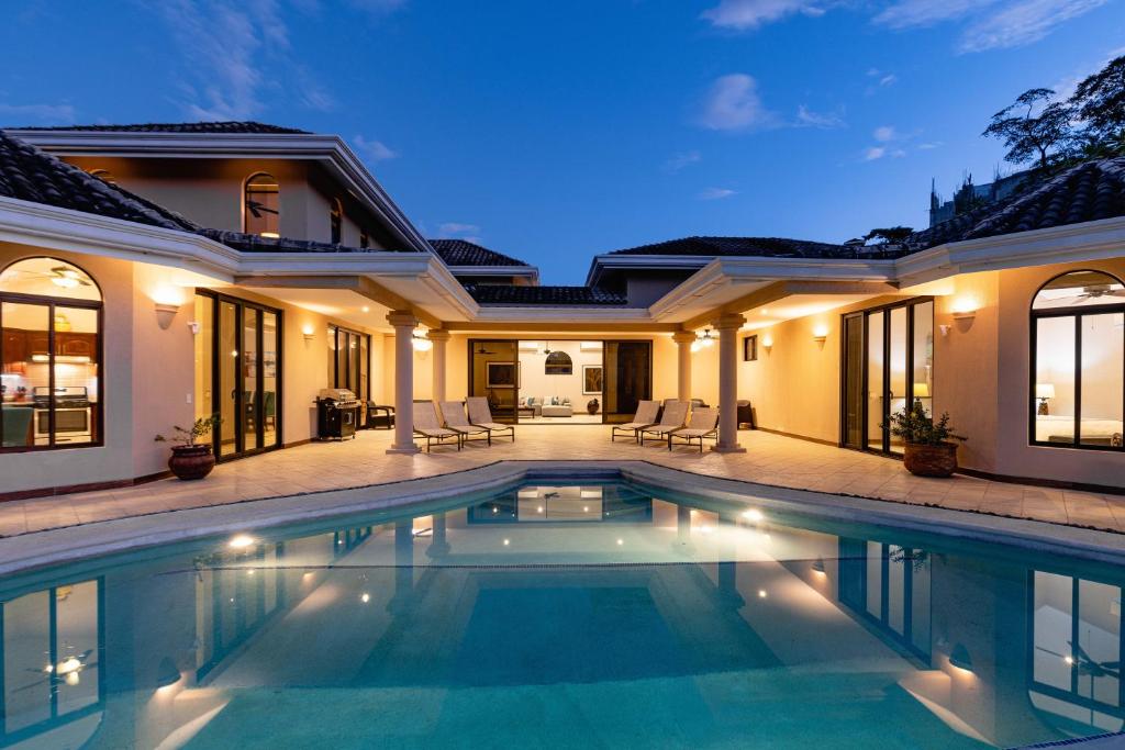 una villa con piscina di notte di Casa Pom Pom a Playa Hermosa