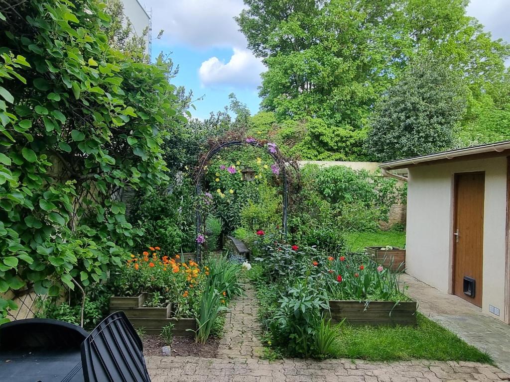 En trädgård utanför Charmante maison proche Paris