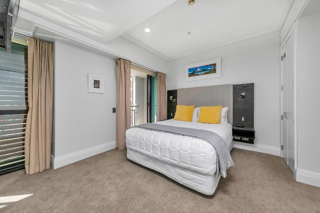 Fabulous Corner Apartment w/ Dazzling Harbour View - Resim 7