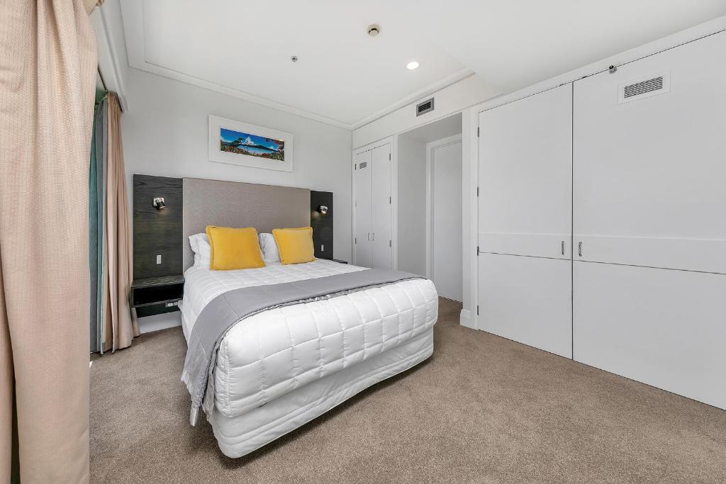 Fabulous Corner Apartment w/ Dazzling Harbour View - Resim 21