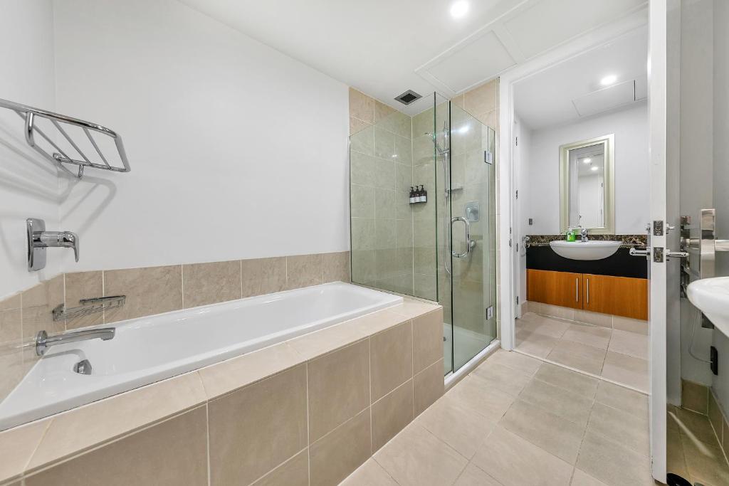 Fabulous Corner Apartment w/ Dazzling Harbour View - Resim 22