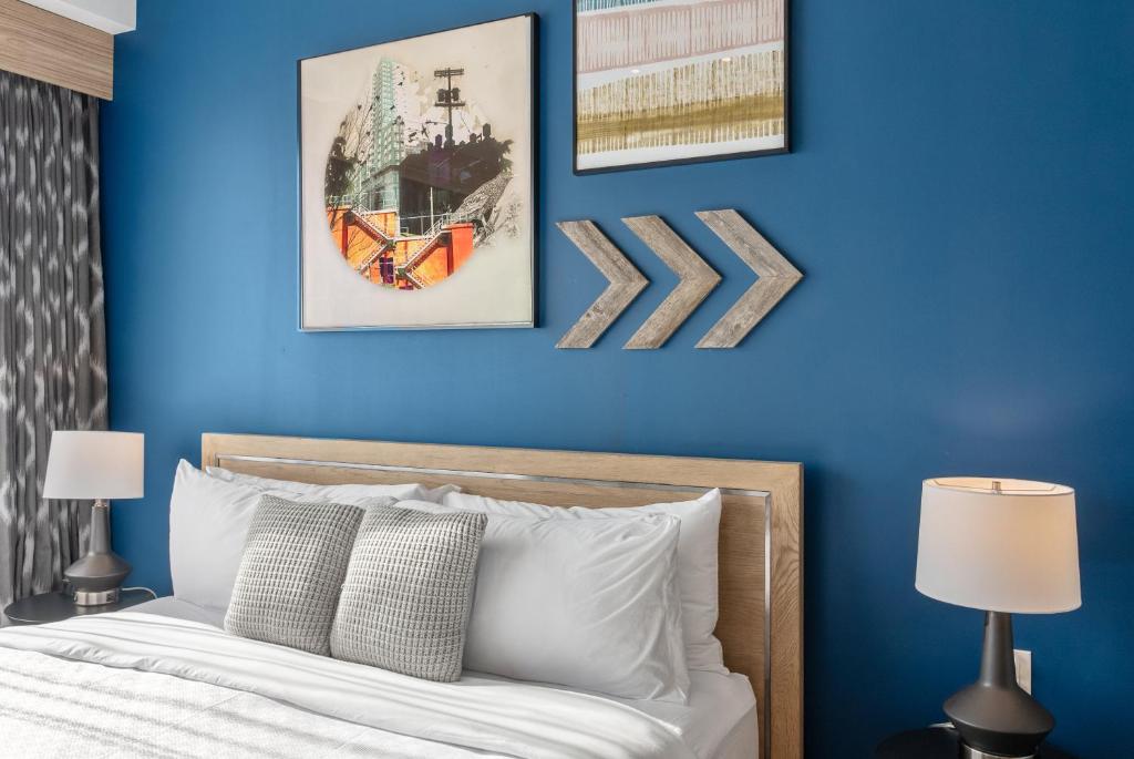 Postel nebo postele na pokoji v ubytování Cannery Lofts Niagara