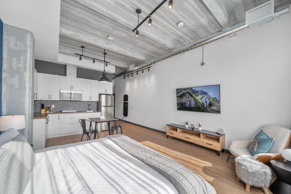 Postel nebo postele na pokoji v ubytování Cannery Lofts Niagara