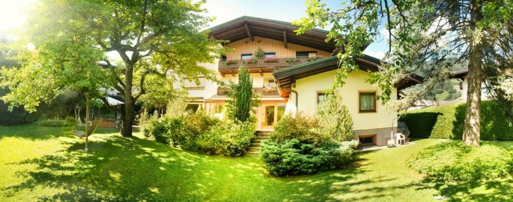 une maison au milieu d'une cour arborée dans l'établissement Haus Wegscheider, à Piesendorf