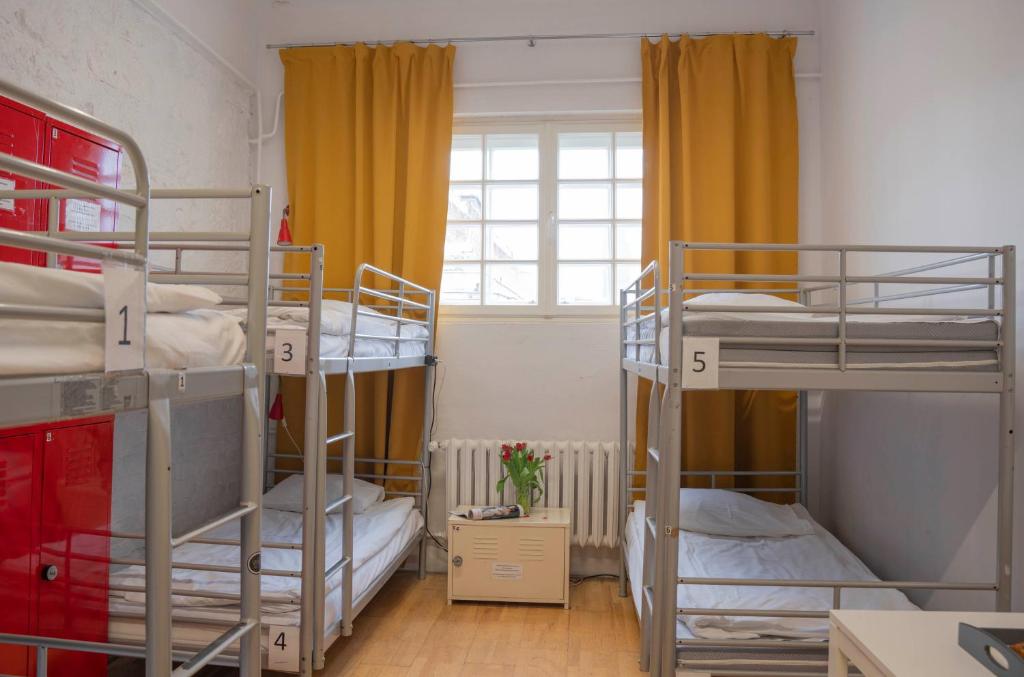 Posteľ alebo postele v izbe v ubytovaní New World St Hostel and Private Room