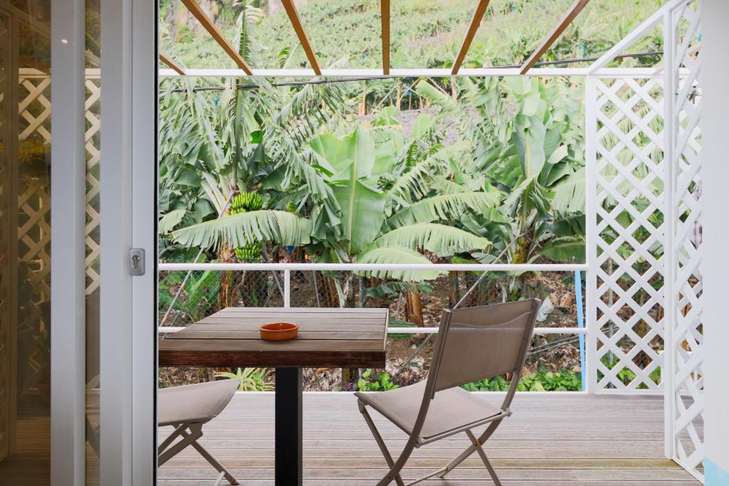Un comedor con una mesa y dos sillas. en Baldeia - Oceanfront Apartments, en Ponta do Sol