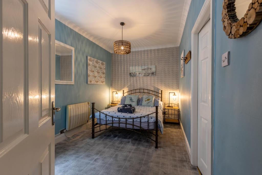 1 dormitorio con 1 cama en el medio de un pasillo en Beach House, en Lytham St Annes