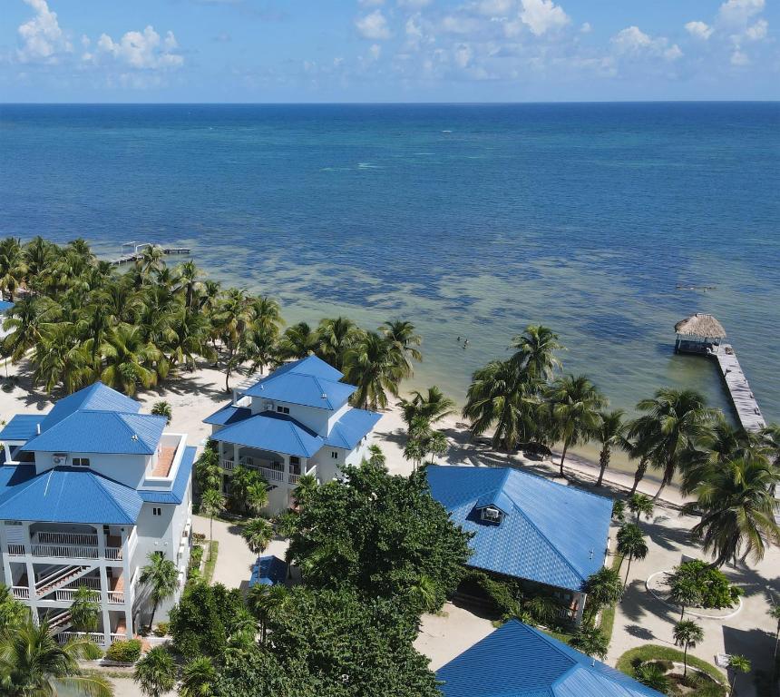 una vista aérea de un complejo con palmeras y el océano en Sapphire Beach Resort , en San Pedro