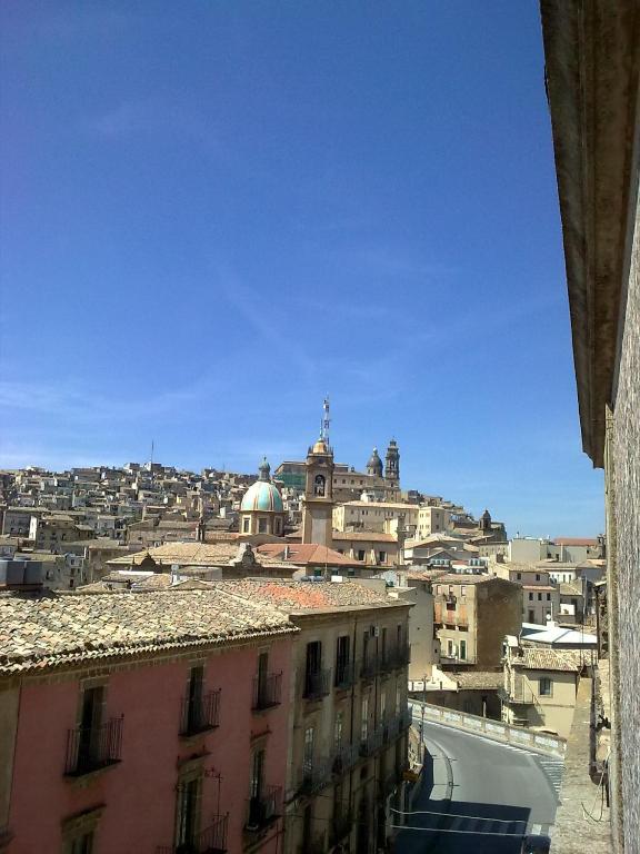 Nespecifikovaný výhled na destinaci Caltagirone nebo výhled na město při pohledu z penzionu