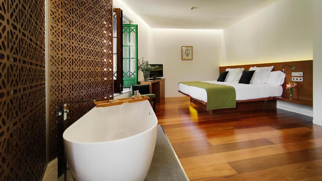 Alhambra Palace Hotel - Deluxe Twin Room With Walk-In Shower - Non-Smoking