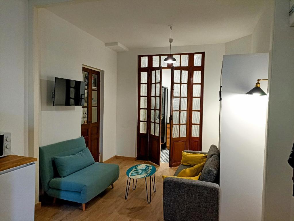- un salon avec un canapé et une chaise dans l'établissement Studio La Cabine, à Mers-les-Bains