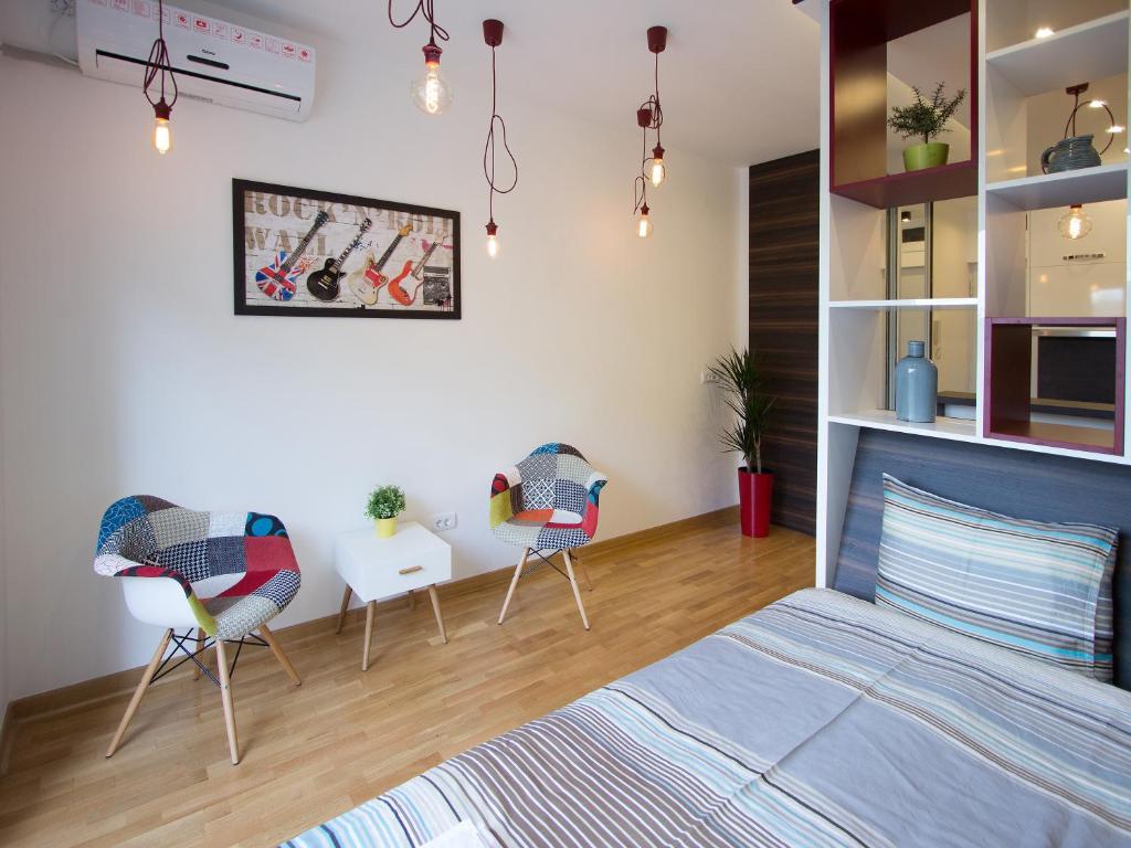 sypialnia z łóżkiem i krzesłami w obiekcie The Boutique Apartment w Belgradzie