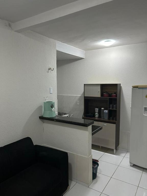 cocina con encimera en una habitación en Apartamento Grand Maracanaú - Premium, en Maracanaú