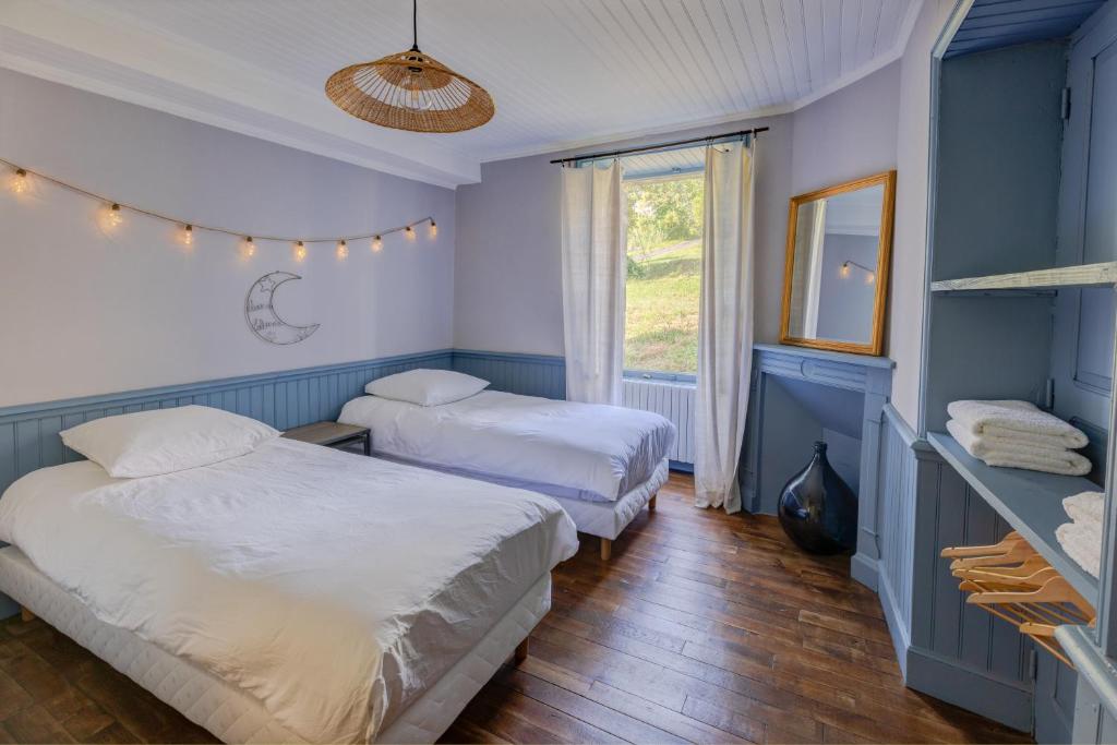 A bed or beds in a room at G&icirc;te de la Gare aux Fleurs