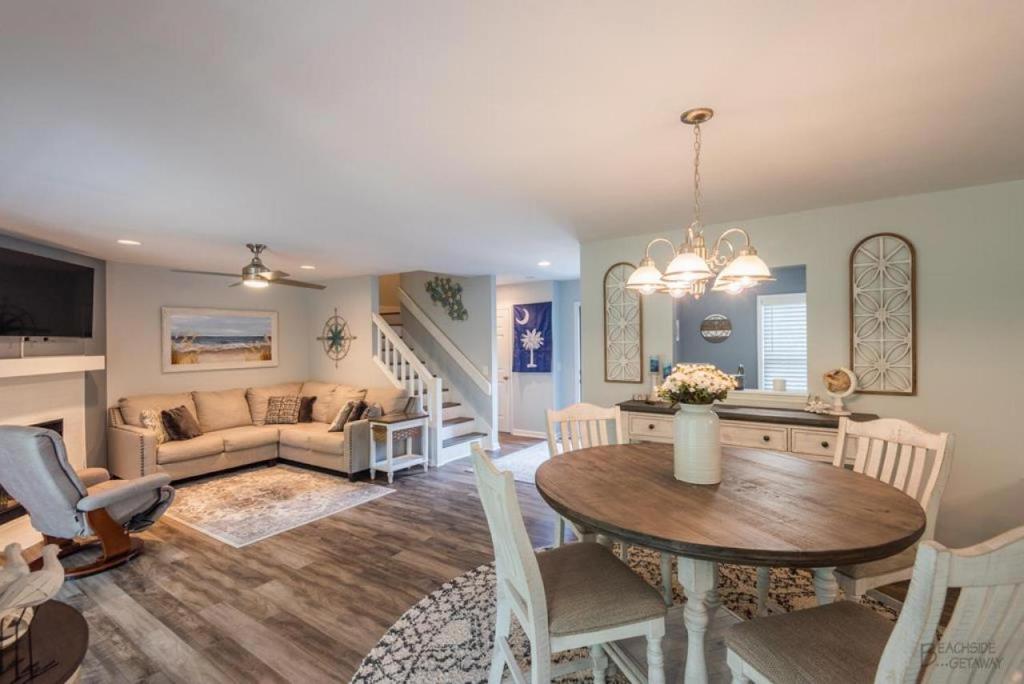 uma sala de jantar e sala de estar com mesa e cadeiras em 3414 Carolina Place em Hilton Head Island