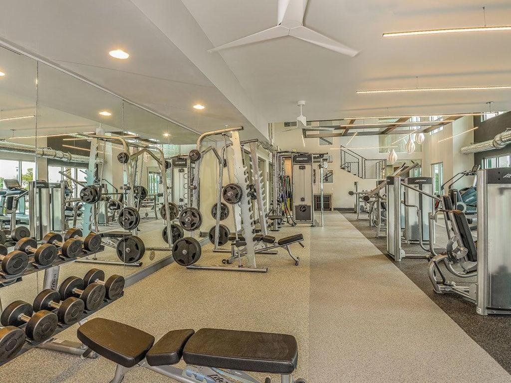 un gimnasio con mucho equipamiento en una habitación en Grady Square 1 Bedroom en Tampa