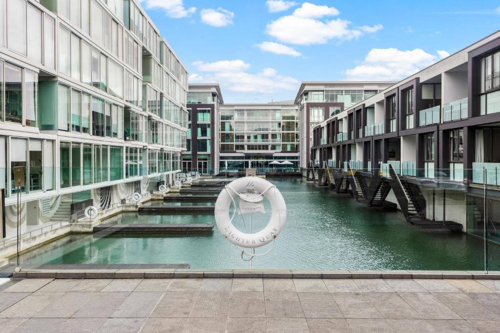 Bazén v ubytování Marina Luxe Retreat w Carpark-Pool-Spa-Gym-Sauna nebo v jeho okolí