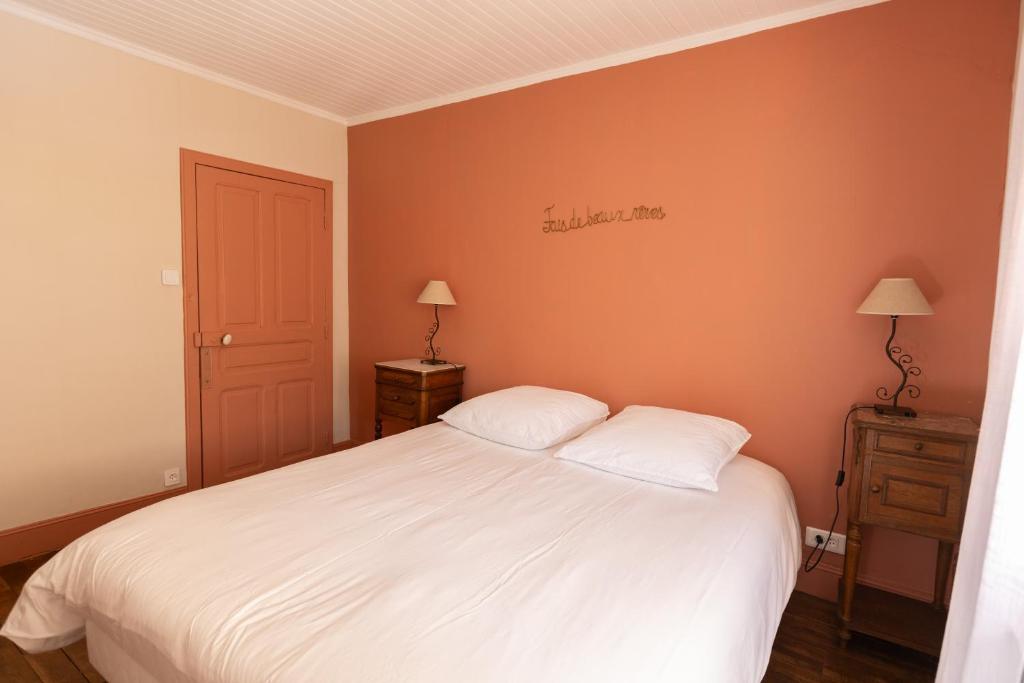 A bed or beds in a room at G&icirc;te de la Gare aux Fleurs