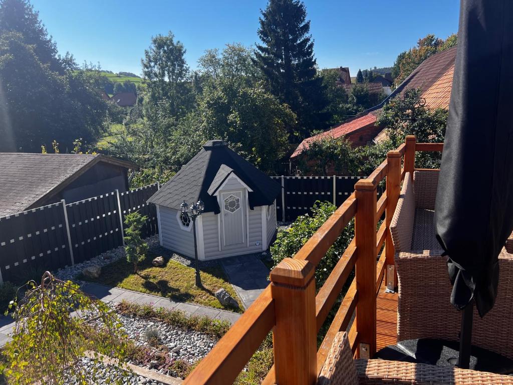 a backyard with a wooden fence and a dog house at Haus der Möglichkeiten in Bad Lauterberg