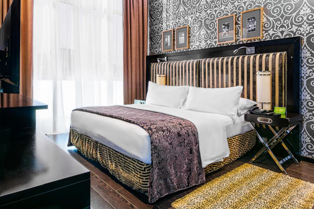 sypialnia z dużym łóżkiem w pokoju w obiekcie Lennox Buenos Aires w BuenosAires