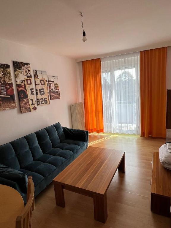ein Wohnzimmer mit einem Sofa und einem Couchtisch in der Unterkunft City Appartement 4600 in Wels