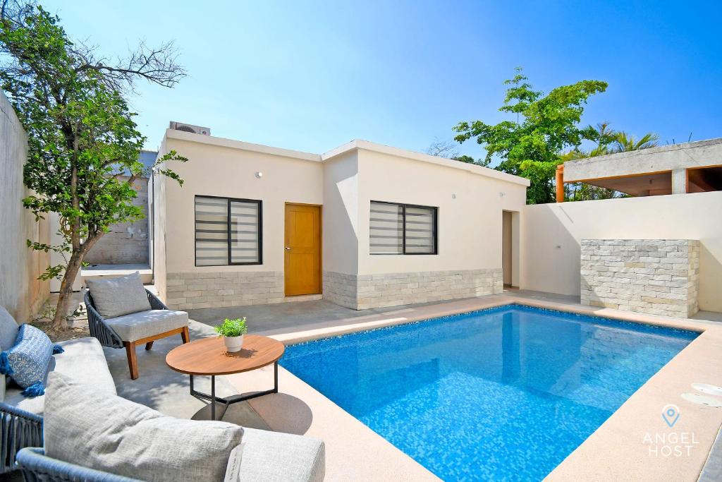 拉巴斯的住宿－NEW Comfy Stay with Pool Onsite Steps from Malecón，一座房子后院的游泳池