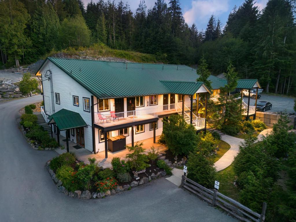 una vista aérea de una casa con techo verde en West Coast Trail Lodge en Port Renfrew