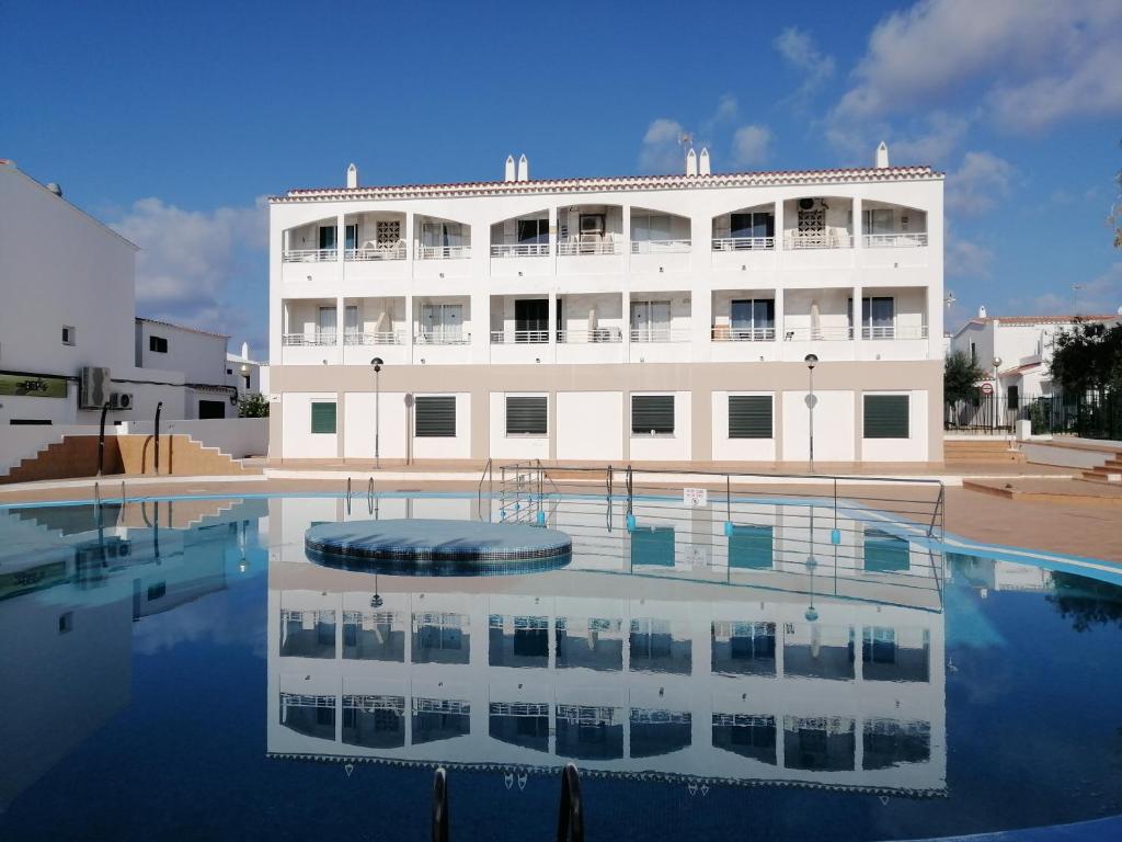 Apartamentos Calan Blanes Park, CB, APM 2142 في كالا إن بلانيس: مبنى أبيض أمامه مسبح