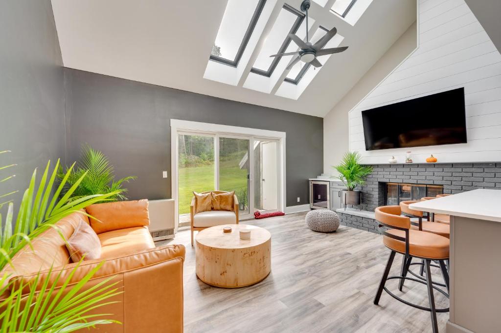 MidCentury Tenney Mountain Condo SkiIn, SkiOut, Plymouth