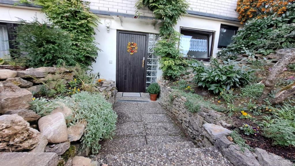 a house with a stone walkway leading to a door at Ferien- und Business Wohnung in Mönsheim