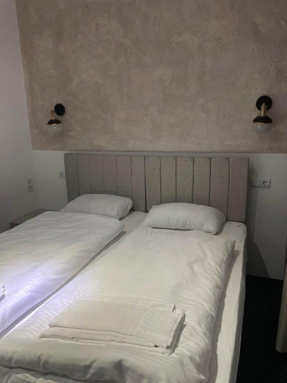 Postel nebo postele na pokoji v ubytování Gastpark Hotel