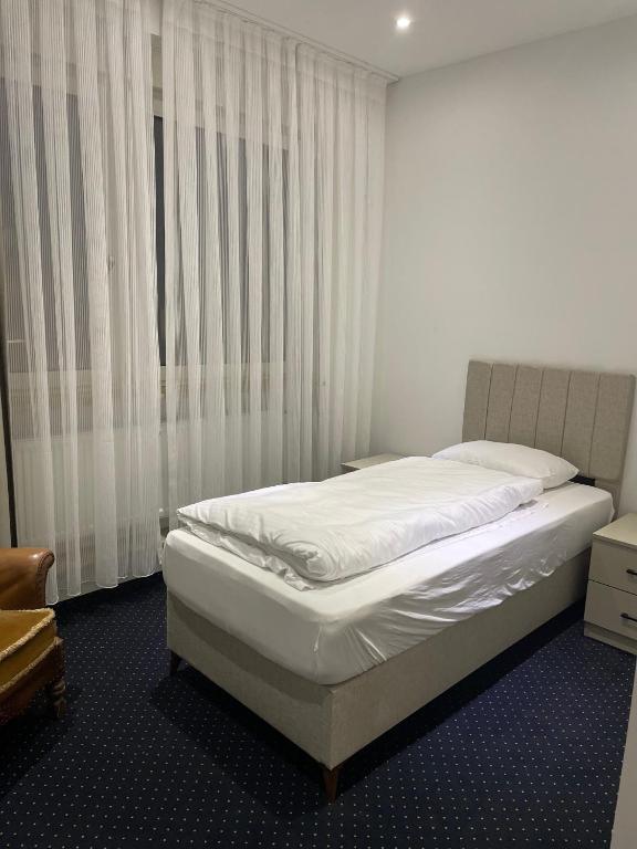 Postel nebo postele na pokoji v ubytování Gastpark Hotel