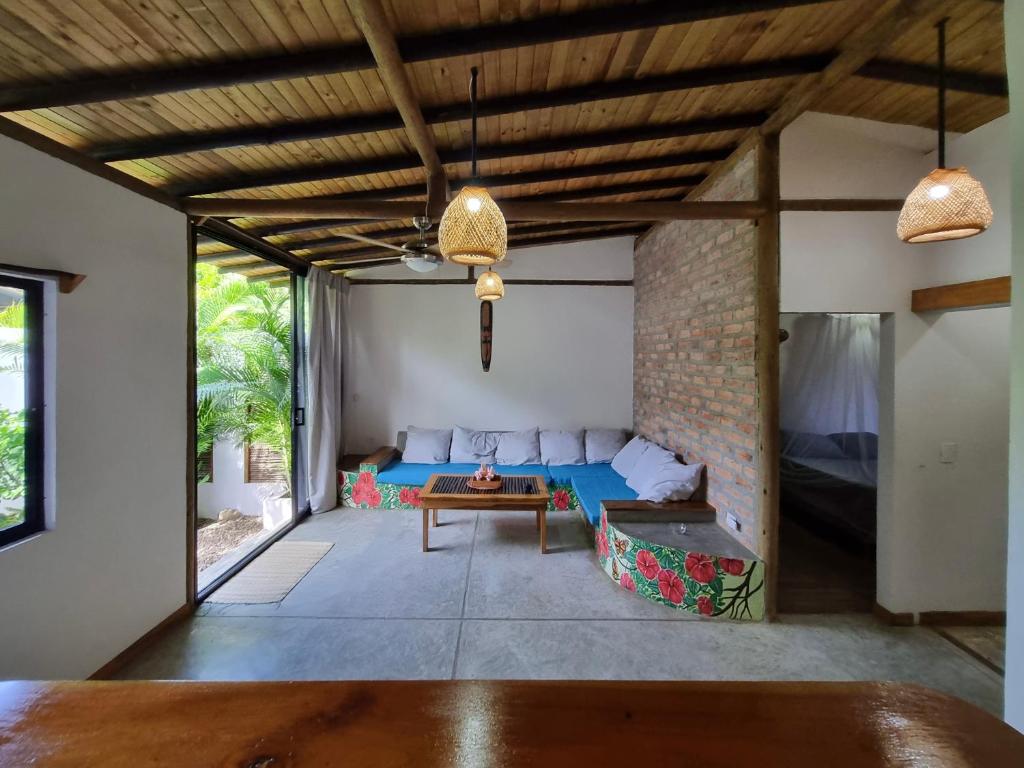 ein Wohnzimmer mit einem Sofa und einem Tisch in der Unterkunft La Floristería in Palomino