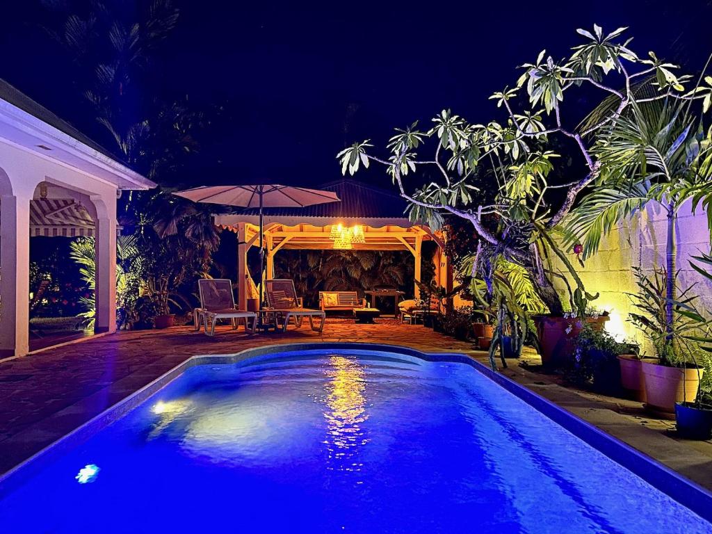 Bazén v ubytování Sweet Payot : Studio avec Spa privé et piscine nebo v jeho okolí