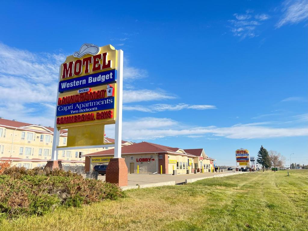 um sinal de motel em frente a um edifício em Western Budget Motel Ponoka em Ponoka