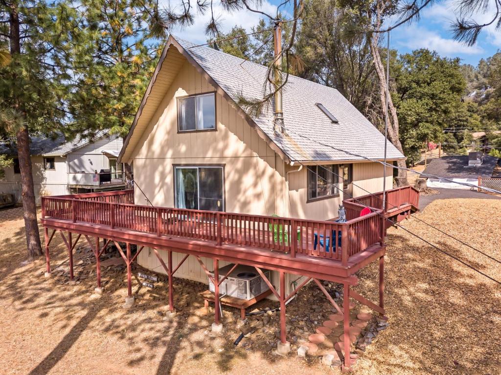 une maison avec une grande terrasse devant elle dans l'établissement Huckleberry Cabin - Pet Friendly with Big Deck home, à Groveland