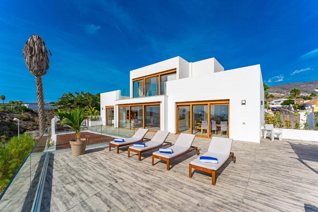 Balkón nebo terasa v ubytování Fabulous contemporary 5 bedroom villa with private heated pool, sleeps max 13
