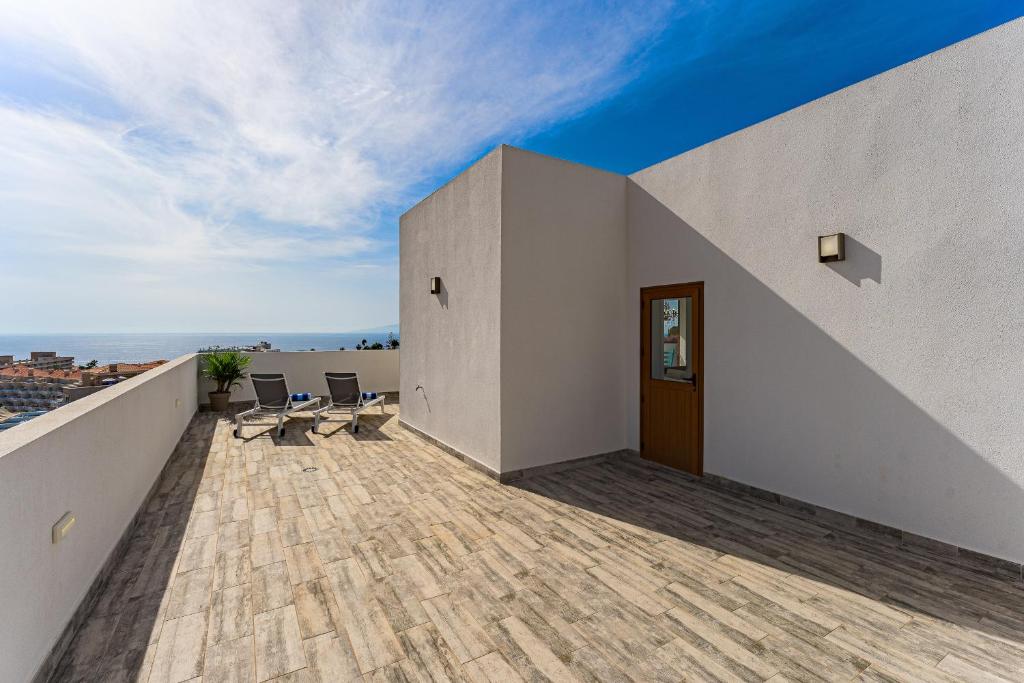 Balkón nebo terasa v ubytování Fabulous contemporary 5 bedroom villa with private heated pool, sleeps max 13