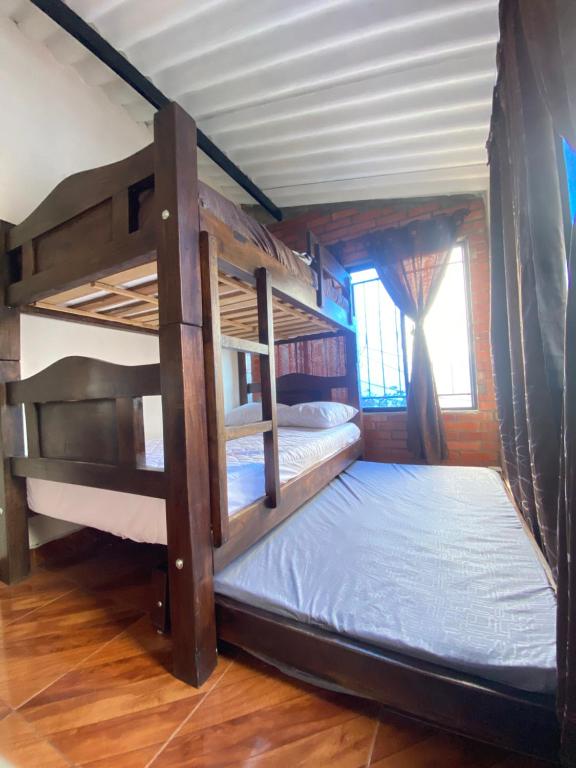 una camera con due letti a castello in una casa di Montañita del Río a Aratoca