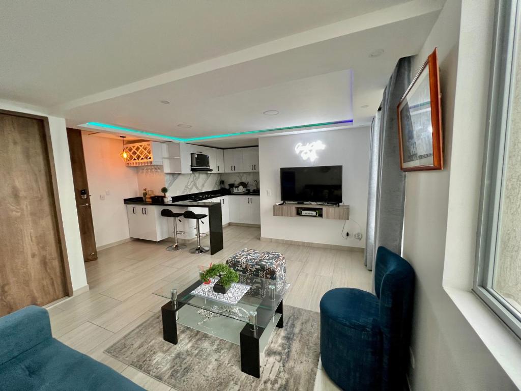 een woonkamer met een bank en een tafel bij Apartamento nuevo en Barranquilla in Barranquilla