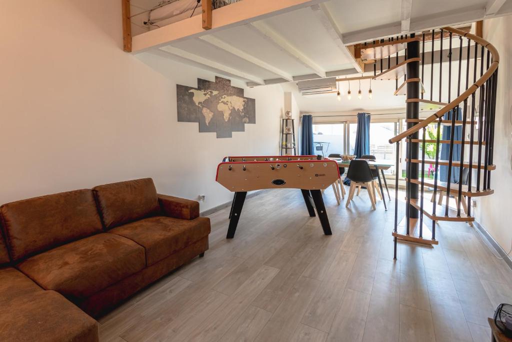 uma sala de estar com um sofá e uma mesa de bilhar em Le Albert 1er Béziers Appartements tout équipés em Béziers