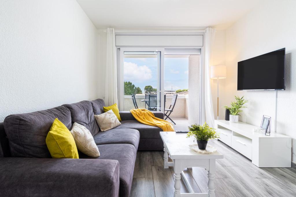 sala de estar con sofá gris y almohadas amarillas en Luxe - Penthouse - 2BR - Seaview - Beach - Parking, en Creixell