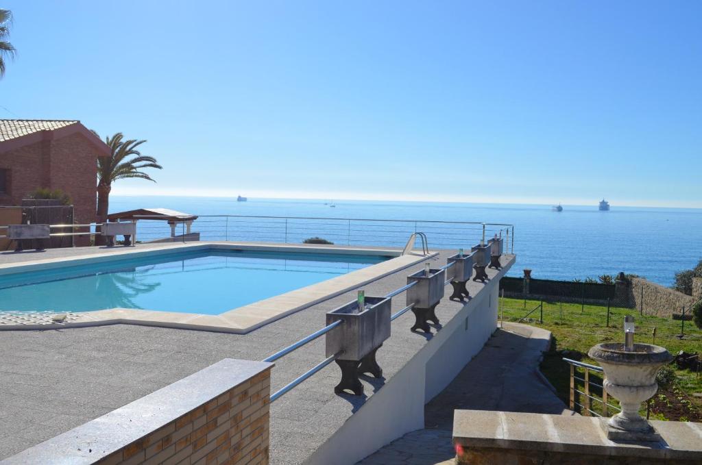 タラゴナにある2 bedrooms appartement at Tarragona 250 m away from the beach with sea view shared pool and furnished gardenの海を背景にしたスイミングプール