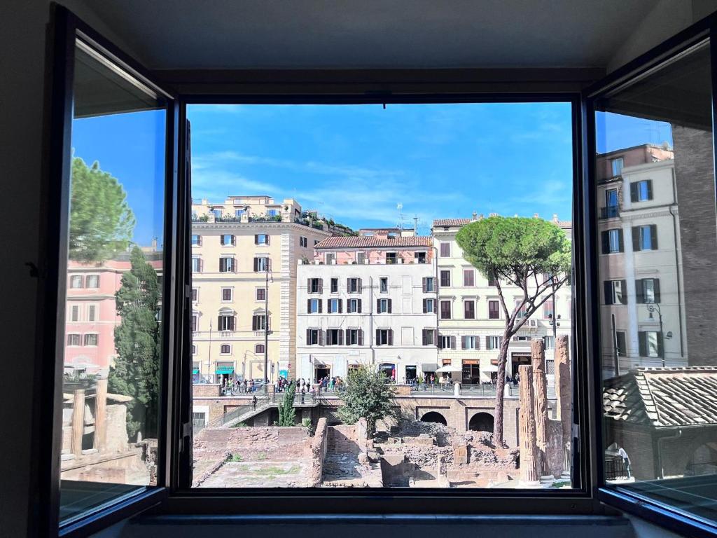 ローマにあるSuperior Relaisの窓から市街の景色を望めます。