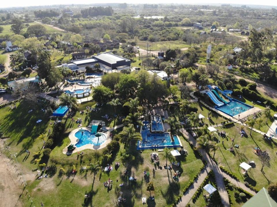 una vista aérea de un parque acuático con toboganes en Abeli Aparts en San José