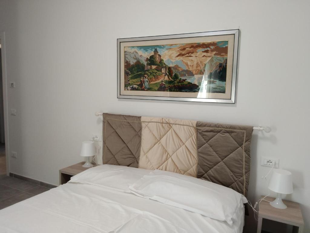 una foto appesa sopra un letto in una camera da letto di ANGI B&B a Budrio