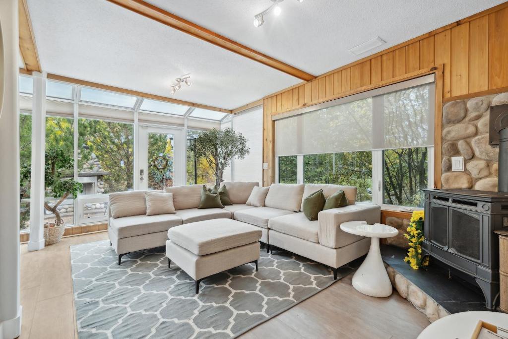 Sunlit Suite, Hot Tub Haven, Calgary (updated prices 2024)