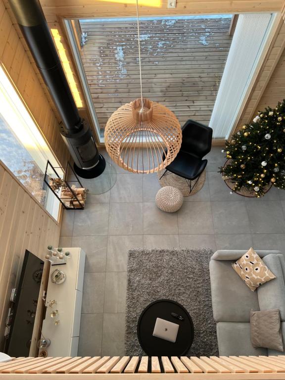 una vista panorámica de una sala de estar con una lámpara de araña en Villa Golden House en Rovaniemi