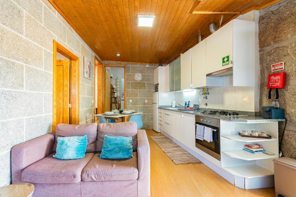 Casa Rústica T2 com Salamandra e Cozinha - Seia - Serra da Estrela - Casa  do Loureiro II, Seia – Preços atualizados 2023