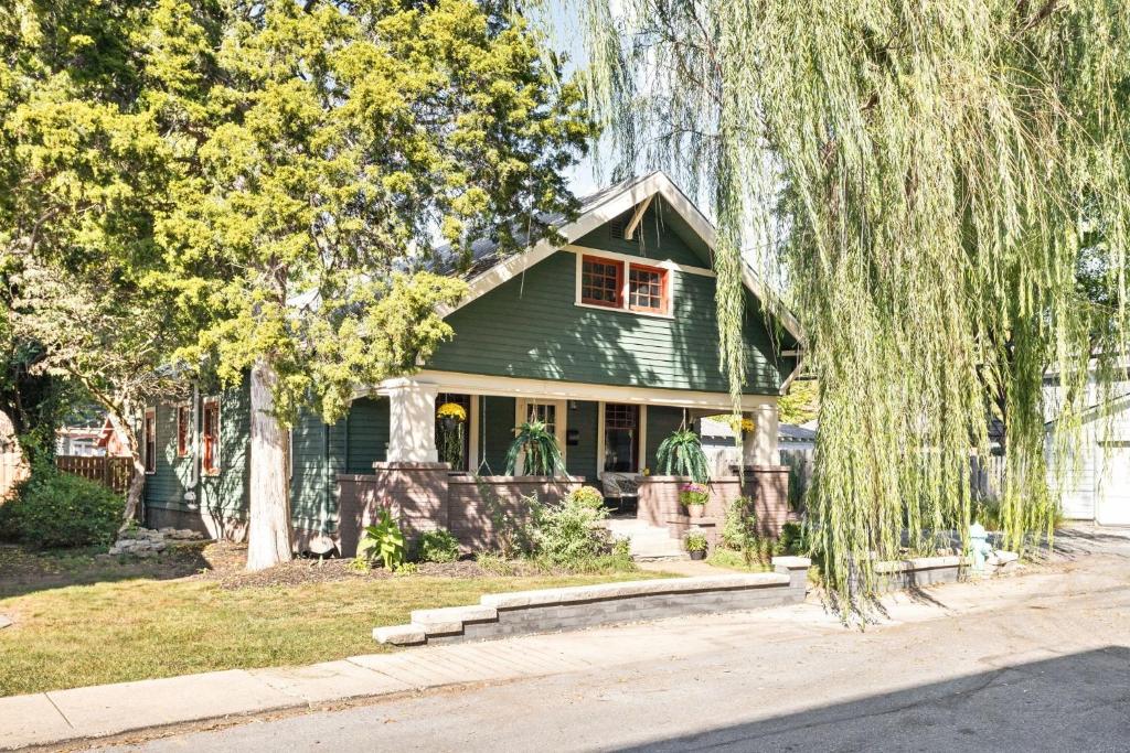 SoBro Bungalow Bliss (Walkable), Indianapolis (updated prices 2024)